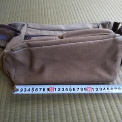 ポケットがたくさんあるバックの画像