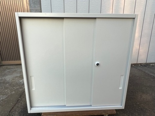 ■スチール書庫 スチールキャビネット■3枚スライド扉 引き戸 内側2段■オフィス家具 小型物置 収納庫