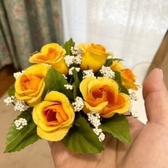 バラの造花と紙粘土のバラ