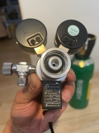 co2レギュレーター　空のミドボン付き
