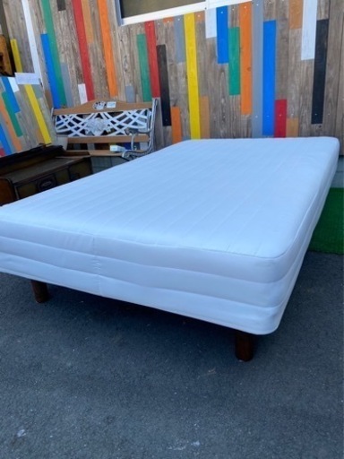 在庫一掃セール開催中☆ 足付き　セミダブルマットレス