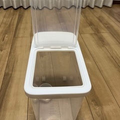 【美品】米びつ　12キロ　計量カップ付の画像