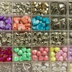 【処分価格】250〜300個‼︎ ハート型ビーズ・アクセサリーパーツ★大量★まとめ売りの画像