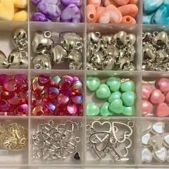 【処分価格】250〜300個‼︎ ハート型ビーズ・アクセサリーパーツ★大量★まとめ売りの画像