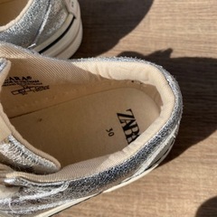 〈ZARA〉19センチシルバースニーカーの画像