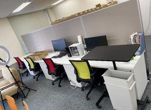 オフィスデスク、チェアー、会議机など