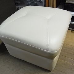 レザー張り　オットマン　スツール　ソファ　チェア　足置き　白　の画像