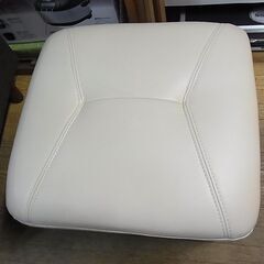 レザー張り　オットマン　スツール　ソファ　チェア　足置き　白　の画像