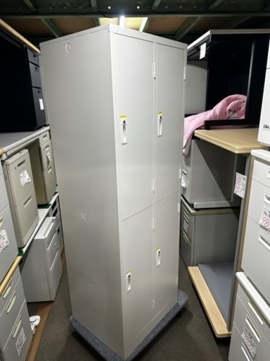 ４人用ロッカー　スリムタイプ　幅609 奥515 高さ1790mm 生興