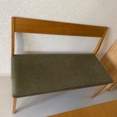 無料でダイニングテーブル 横幅84cm 4人用 椅子二脚とベンチ一脚付き！の画像