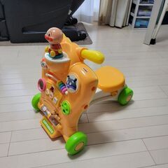 アンパンマン変身ウォーカー　押して歩いたり乗ったりできます。