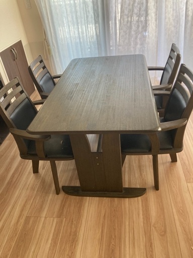 どんな部屋にも馴染む使いやすいテーブルセットです