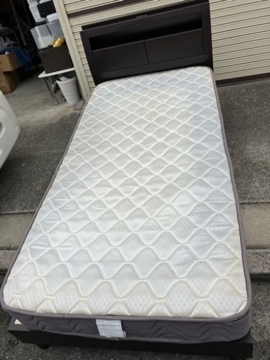 シングルベッド　フレームとマットレス　電源配線