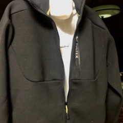 黒のフォーマルパーカー　超美品　新品　タグ付き　汚れ無しの画像