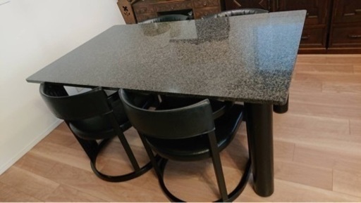 御影石のダイニングテーブルセット