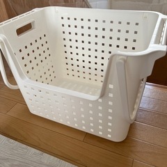カインズ　洗濯かご1個300円