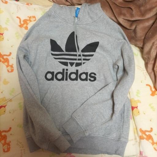adidasパーカーです