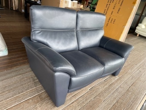 ワイドな2人掛けの厚革張りソファー　ダークブルー色　訳あり品