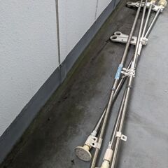 突っ張り式のステンレスの物干し竿の画像