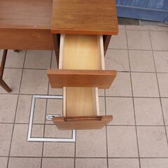 レトロなデザインのemo.(エモ)シリーズのドレッサー&スツール