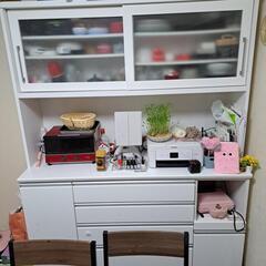 食器棚。２年程使用してます。傷あります。金額不要。