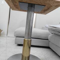 ピンクの四角テーブルの画像