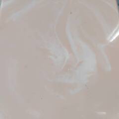 ピンクの四角テーブルの画像