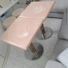 ピンクの四角テーブルの画像