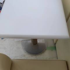 ピンクの四角テーブルの画像