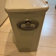 【2/26(日)まで】キッチン用 ペダル式蓋付きゴミ箱の画像