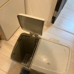 【2/26(日)まで】キッチン用 ペダル式蓋付きゴミ箱の画像