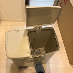 【2/26(日)まで】キッチン用 ペダル式蓋付きゴミ箱の画像
