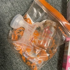 搾乳機と母乳パットの画像