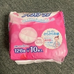 搾乳機と母乳パットの画像