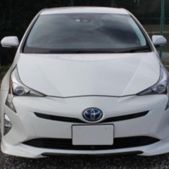 ☆ご成約☆ 安心の12ヶ月保証　距離無制限　　自社ローン中古車販売 　カーメル　平成28年式　　トヨタ　プリウス　　外装がかっこよく内装もシンプルなデザインです！　燃費もいいのでお勧めの車両です！の画像