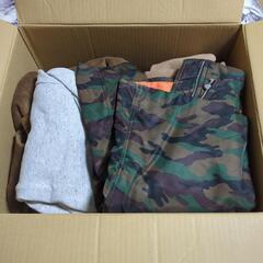 服、靴、スーツの下に着るシャツ、キャップなどの画像