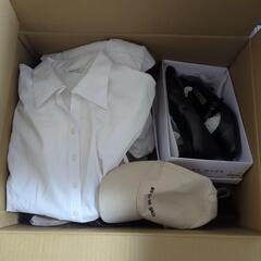 服、靴、スーツの下に着るシャツ、キャップなど