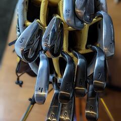 ゴルフクラブ、バッグ一式です。