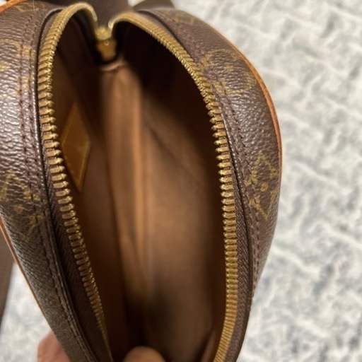 今月末迄のお値下げ中  ルイヴィトンのボディバッグ