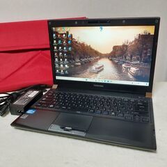 【取引中です】TOSHIBA　dynabook　13インチ　SSD　薄型・軽量　レッド　カメラ　Wi-Fi　マルチ　Windows11