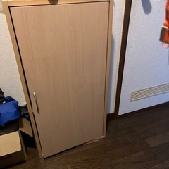 木目調　とびら付き収納