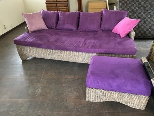 【最終値下げ10000円引き】早い者勝ち！江南市　3人掛けバリ風ソファ　オットマン付き