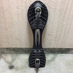 二輪のスケートボードの画像