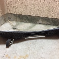 二輪のスケートボードの画像