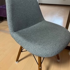 ダイニングテーブルと椅子1脚の画像