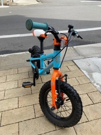 ヨツバサイクルの12インチ。自転車デビューに最適です。