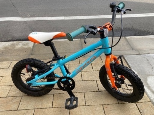 ヨツバサイクルの12インチ。自転車デビューに最適です。