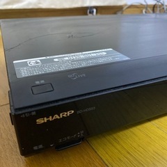 TVとデッキとリモコンとコードの画像