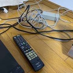 TVとデッキとリモコンとコードの画像