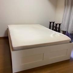 引越し中。ダブルベッド、マットレス凹んでます。